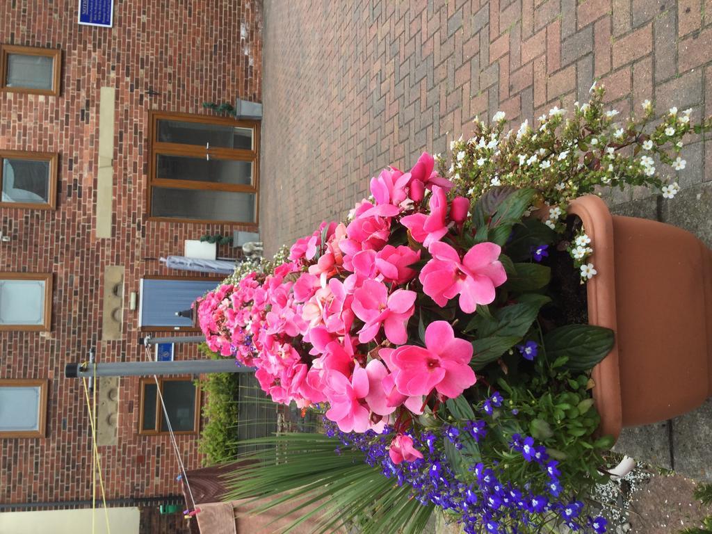 Tower House Executive Guest House Понтефракт Экстерьер фото