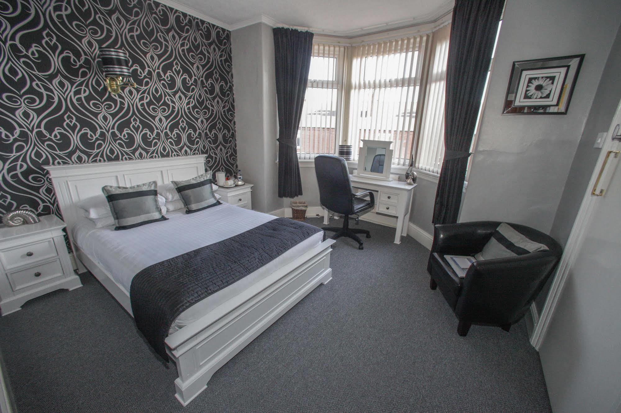 Tower House Executive Guest House Понтефракт Экстерьер фото