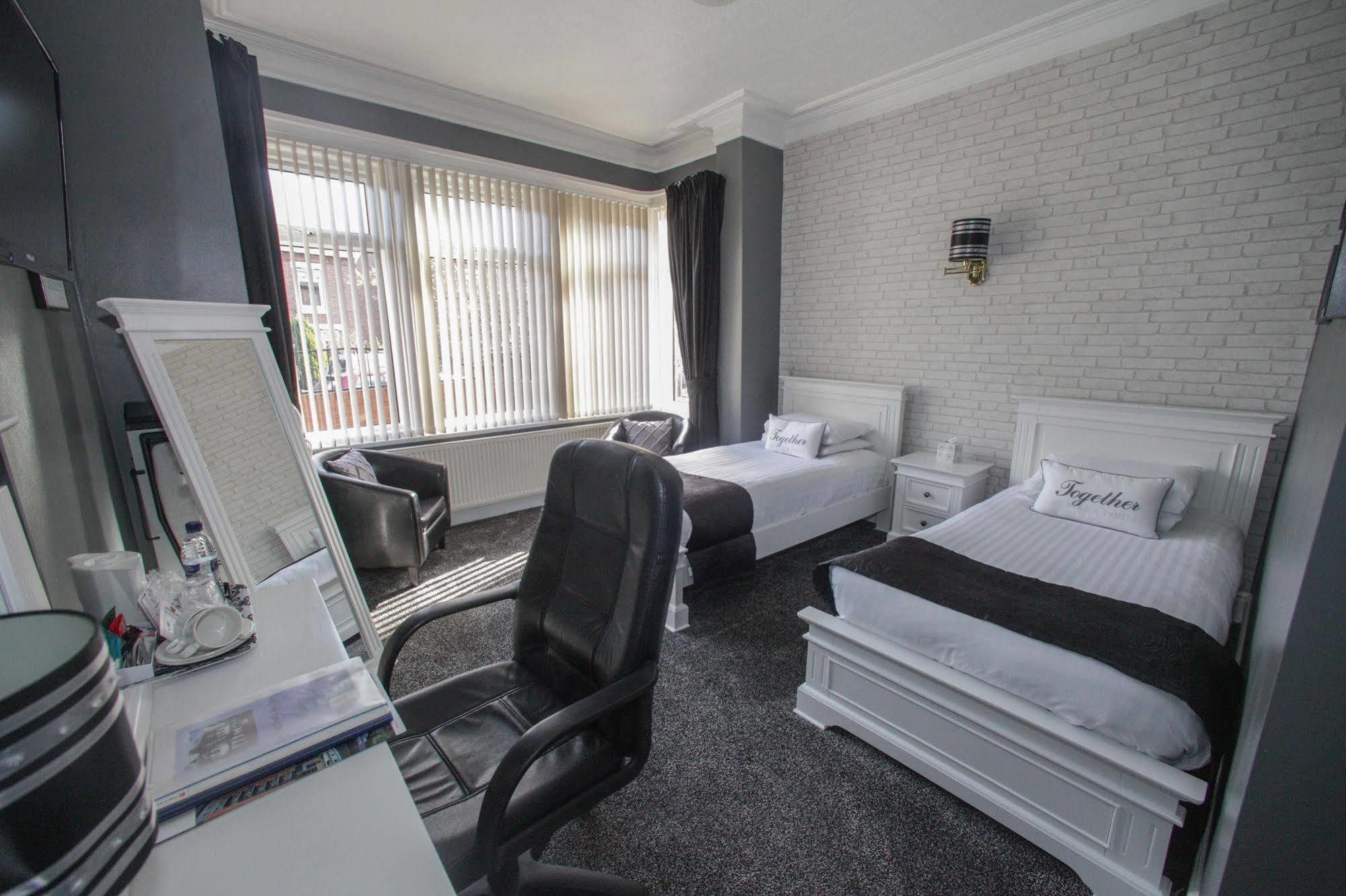 Tower House Executive Guest House Понтефракт Экстерьер фото