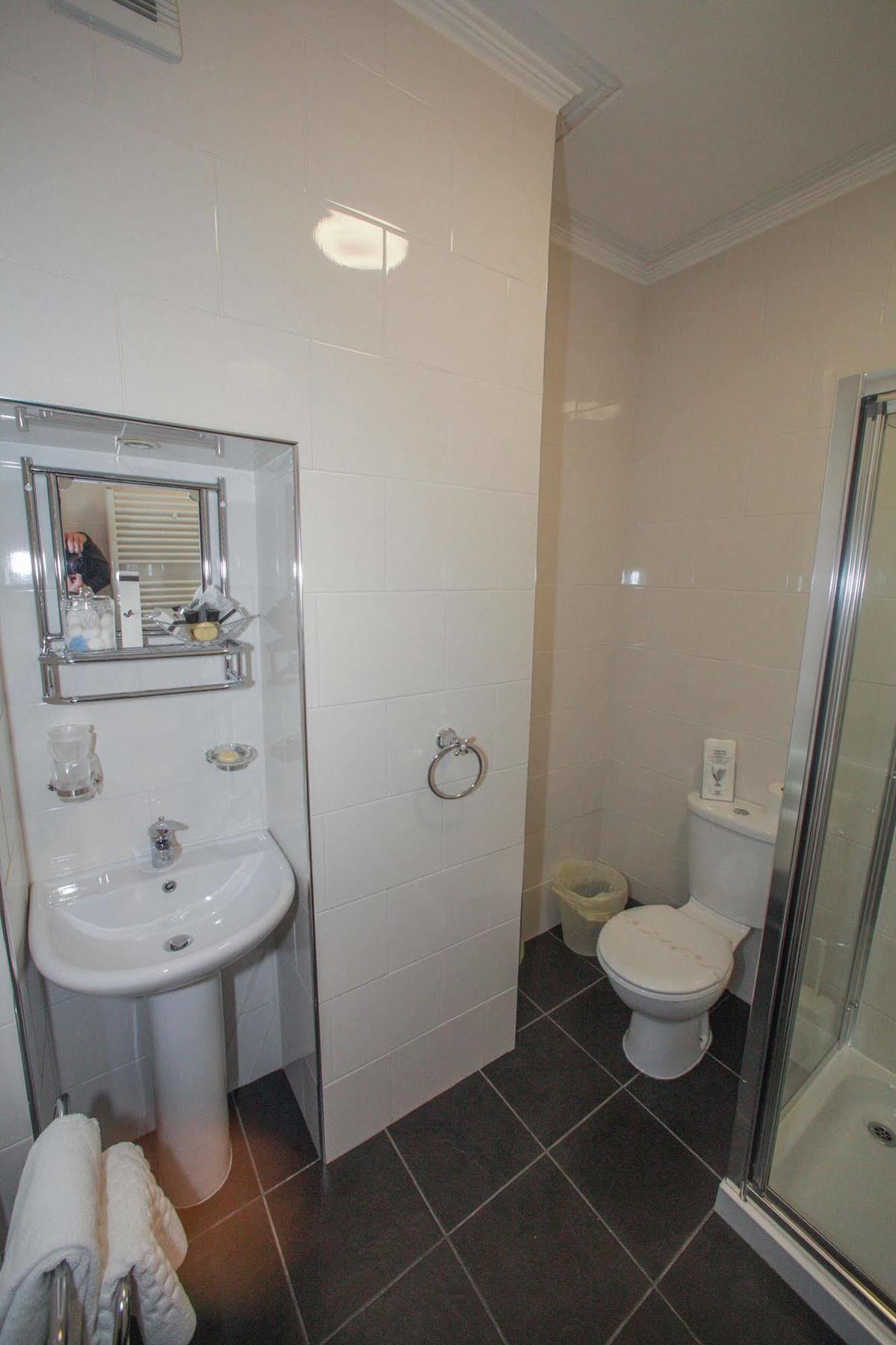 Tower House Executive Guest House Понтефракт Экстерьер фото