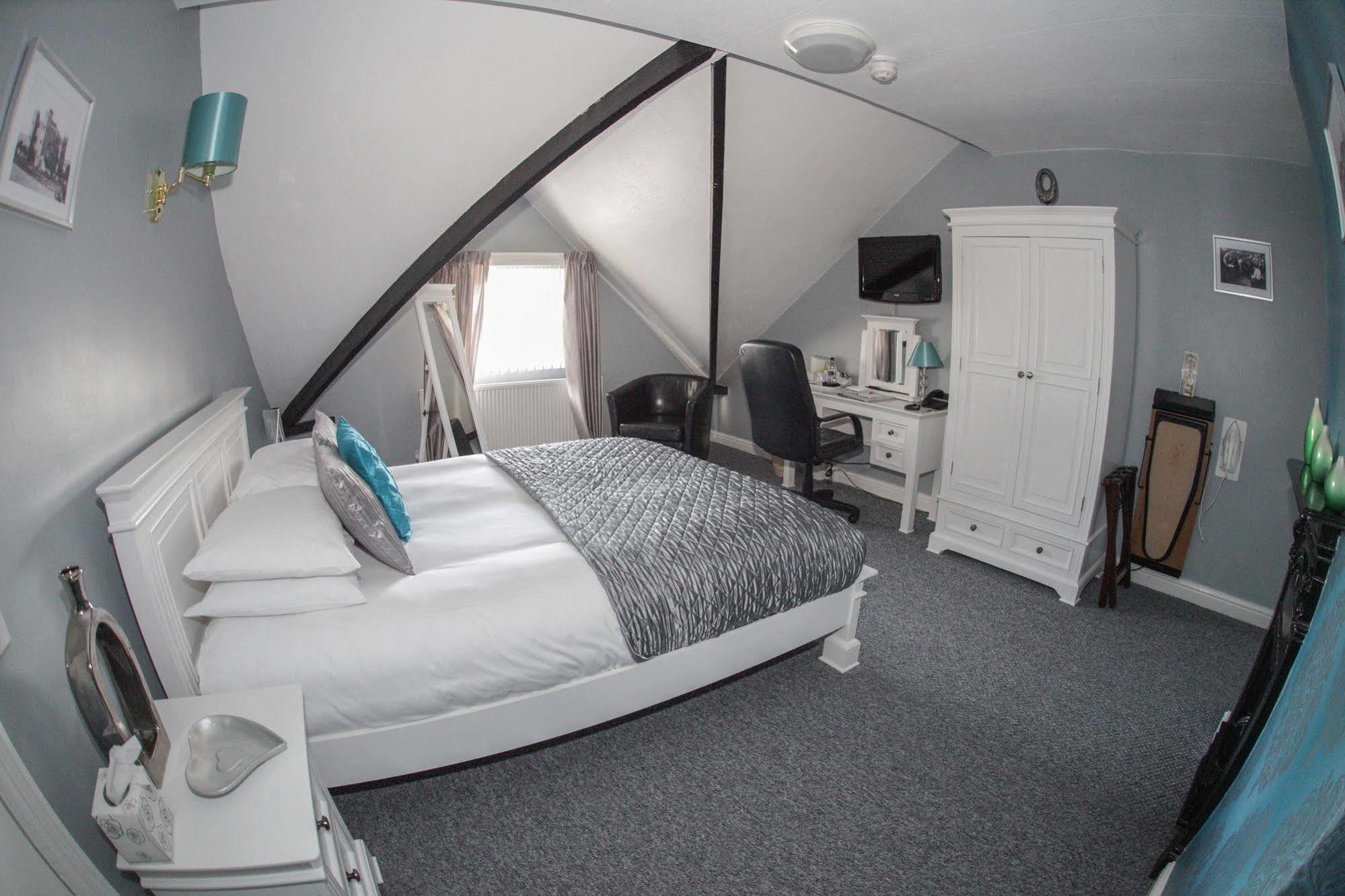 Tower House Executive Guest House Понтефракт Экстерьер фото