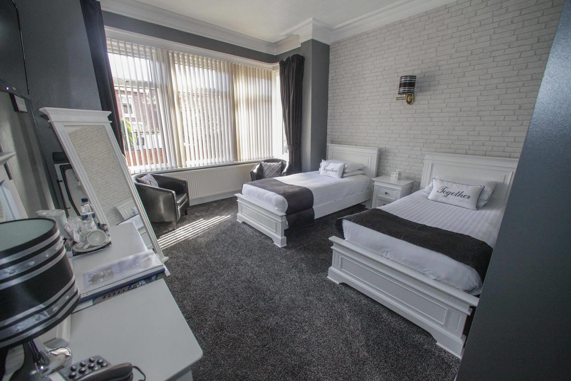 Tower House Executive Guest House Понтефракт Экстерьер фото