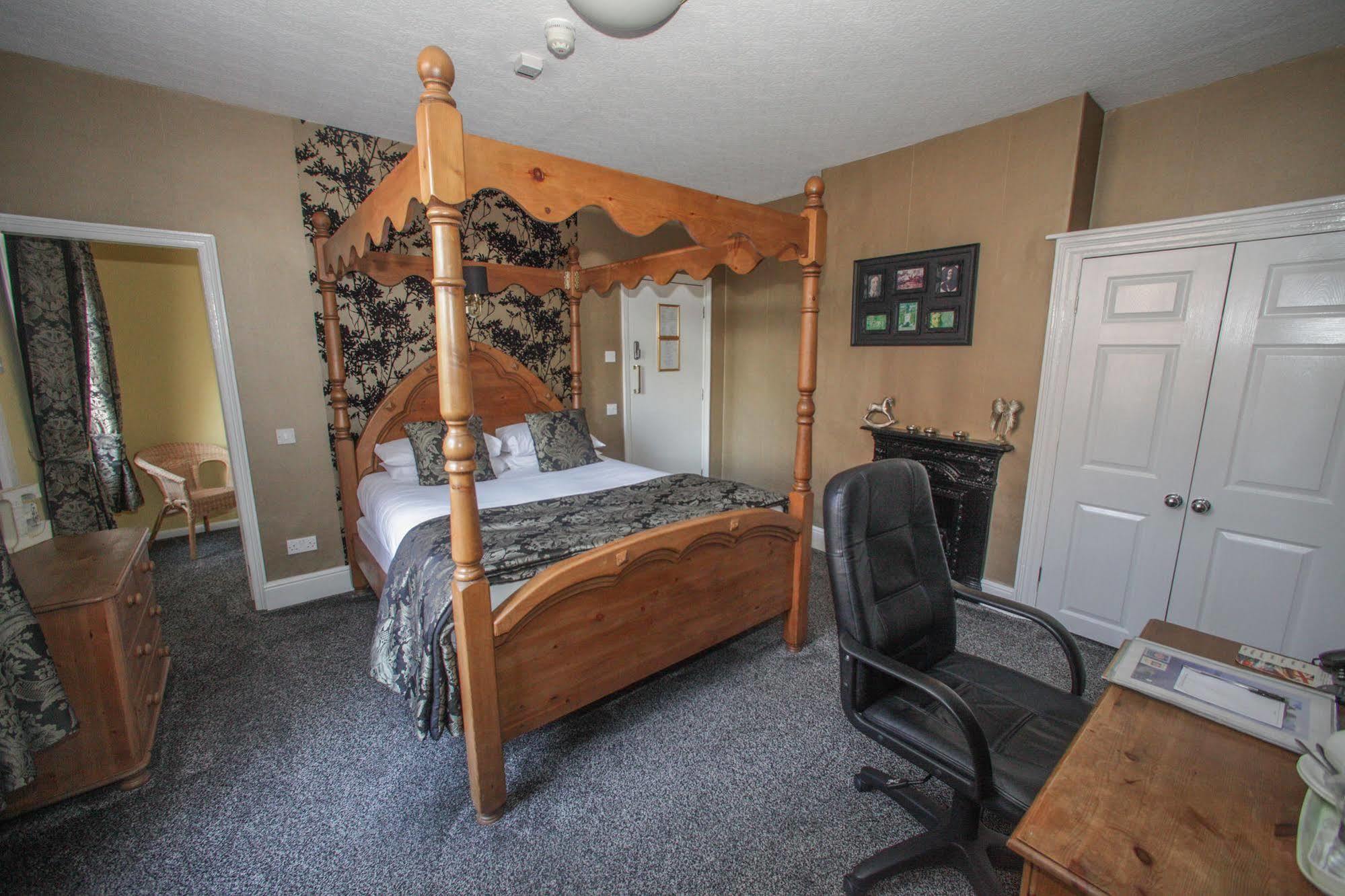 Tower House Executive Guest House Понтефракт Экстерьер фото