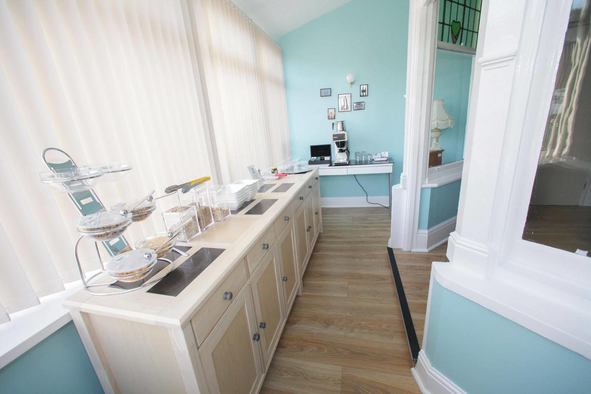 Tower House Executive Guest House Понтефракт Экстерьер фото